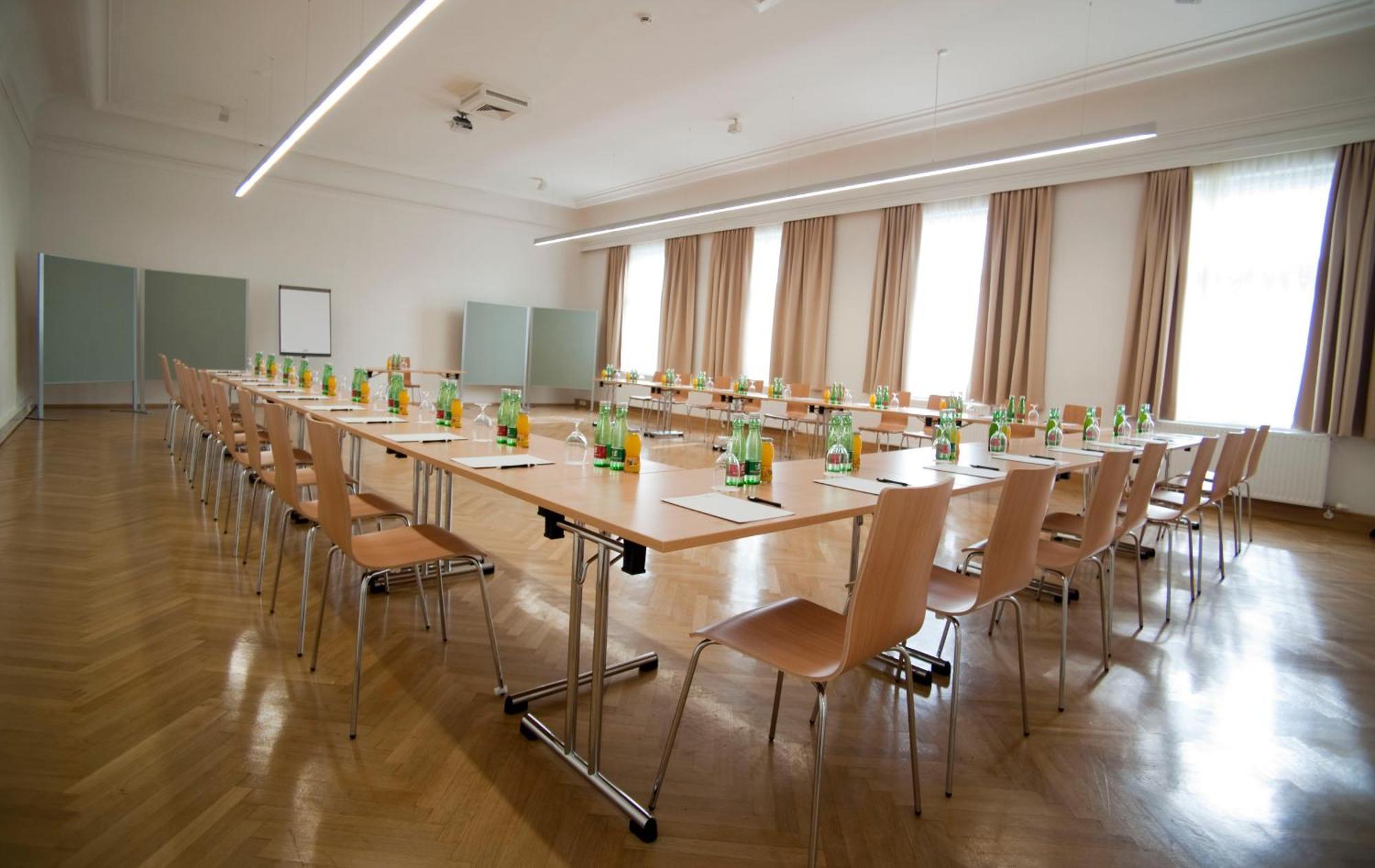 Cityhotel D&C St.Poelten Санкт Пьолтен Екстериор снимка
